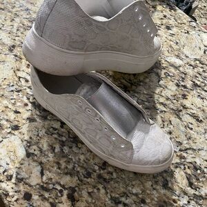 Very Volatile platform tennis shoes size 8.5